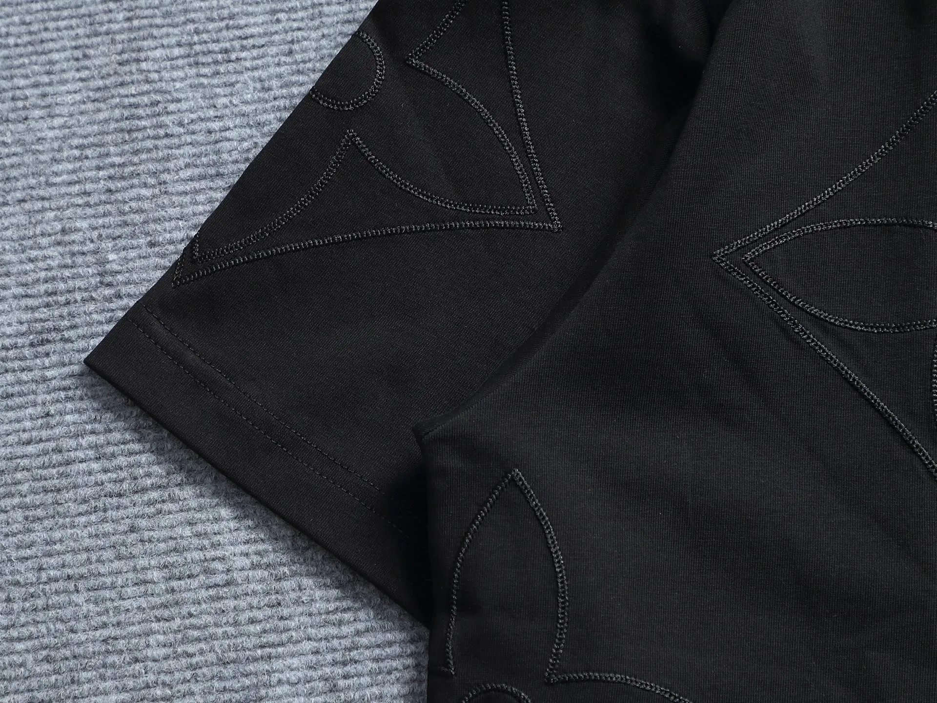 🅿️220 Louis Vuitton/Louis Vuitton The large logo is exquisitely upgraded, inspired by the retro embroidery of the 1980s. The original fabric is the same as the official short-sleeved T-shirt 320 grams. The fabric is dyed in the same vat. It feels very comfortable. The latest brick cabinet synchronization for spring and summer. Fashionable and personalized. Super versatile and good-looking. Very suitable for both men and women. A must-have for everyone. Hang tag. Collar label. Washed wheat. Three labels are complete. Color: black white. Size: S M L XL